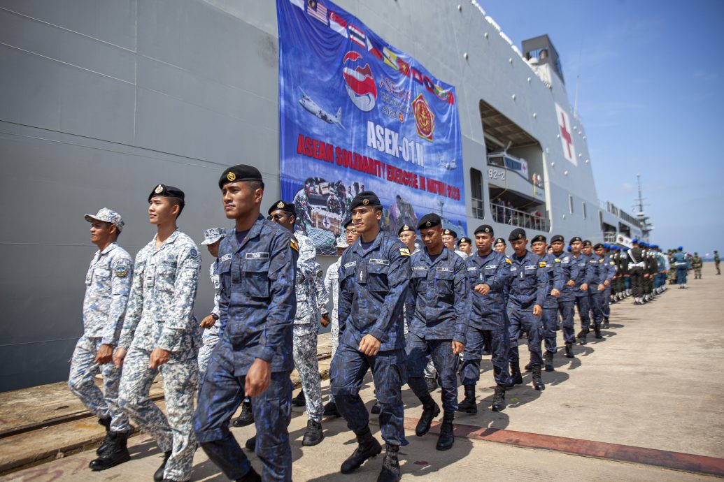 避开南海争议水域  东盟周二拉开首次联合军演 
