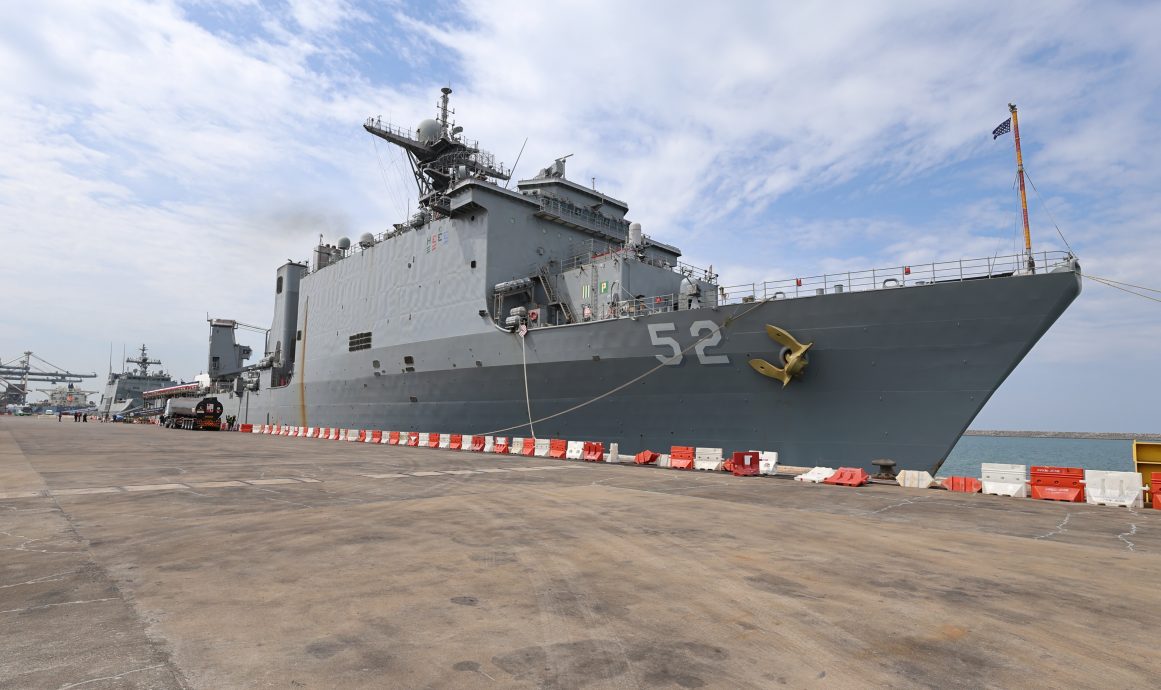 配合太平洋伙伴关系计划，美国海军珍珠港号抵关丹进行交流。