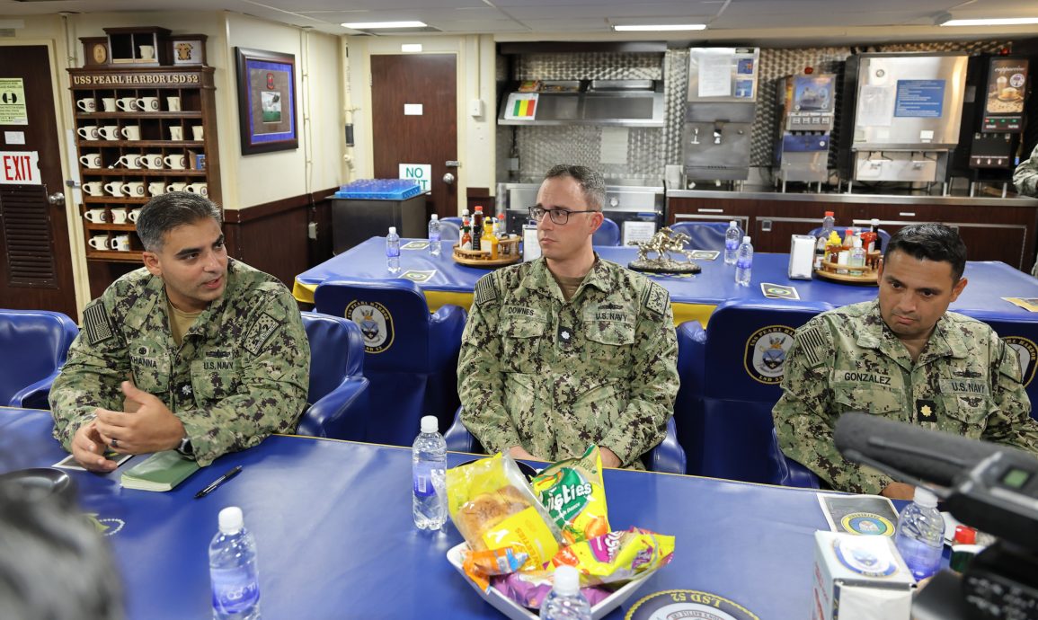 配合太平洋伙伴关系计划，美国海军珍珠港号抵关丹进行交流。