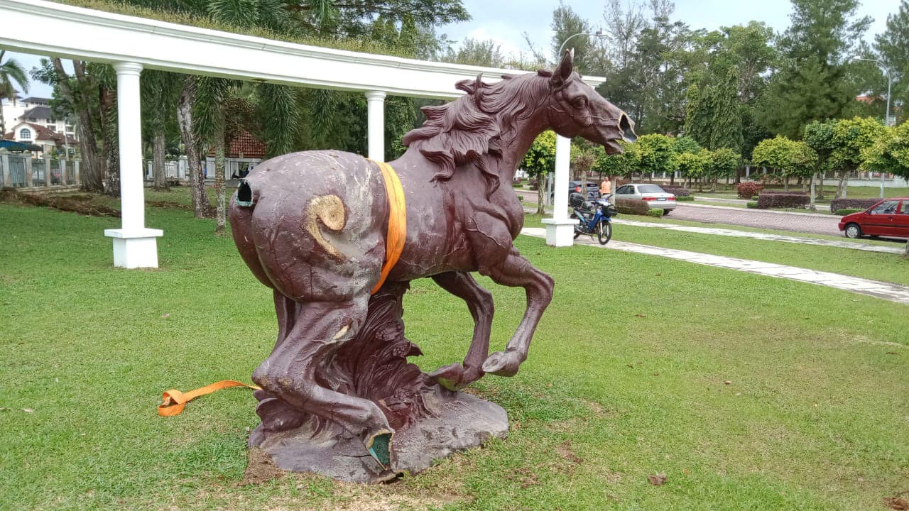 **重新签发（取代前文）**柔：休闲公园马型雕像被偷，最终被弃置大路旁