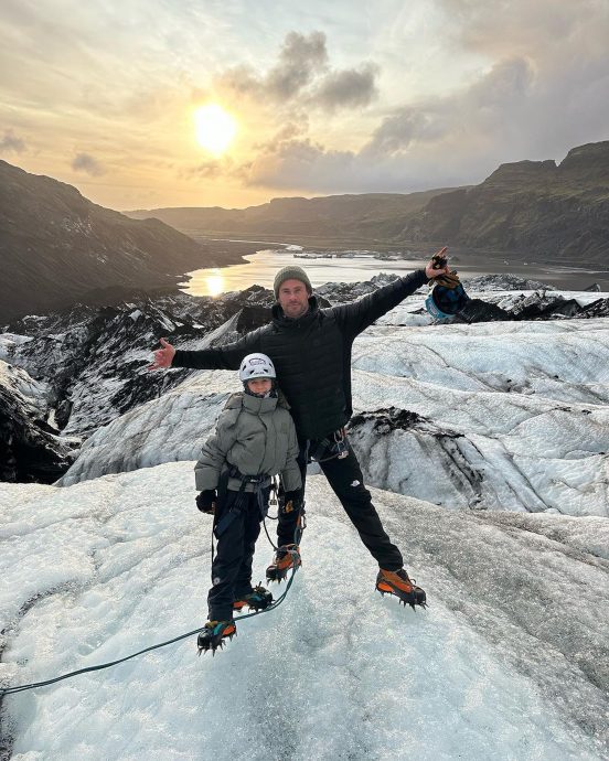雷神带女儿冰岛攀冰川　 父女搭头等舱被批评 