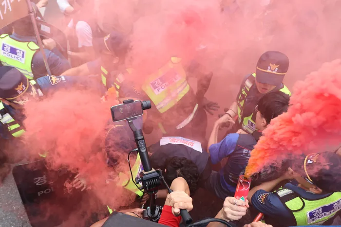 韩国铁路工会罢工第3天！示威者使用红色烟雾弹并与警方发生冲突