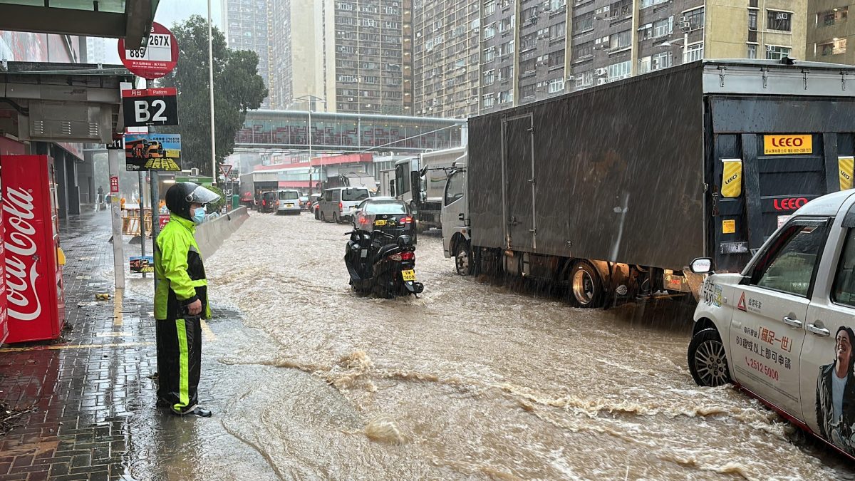 黄大仙龙翔道成泽国　工人到场开渠盖疏导积水