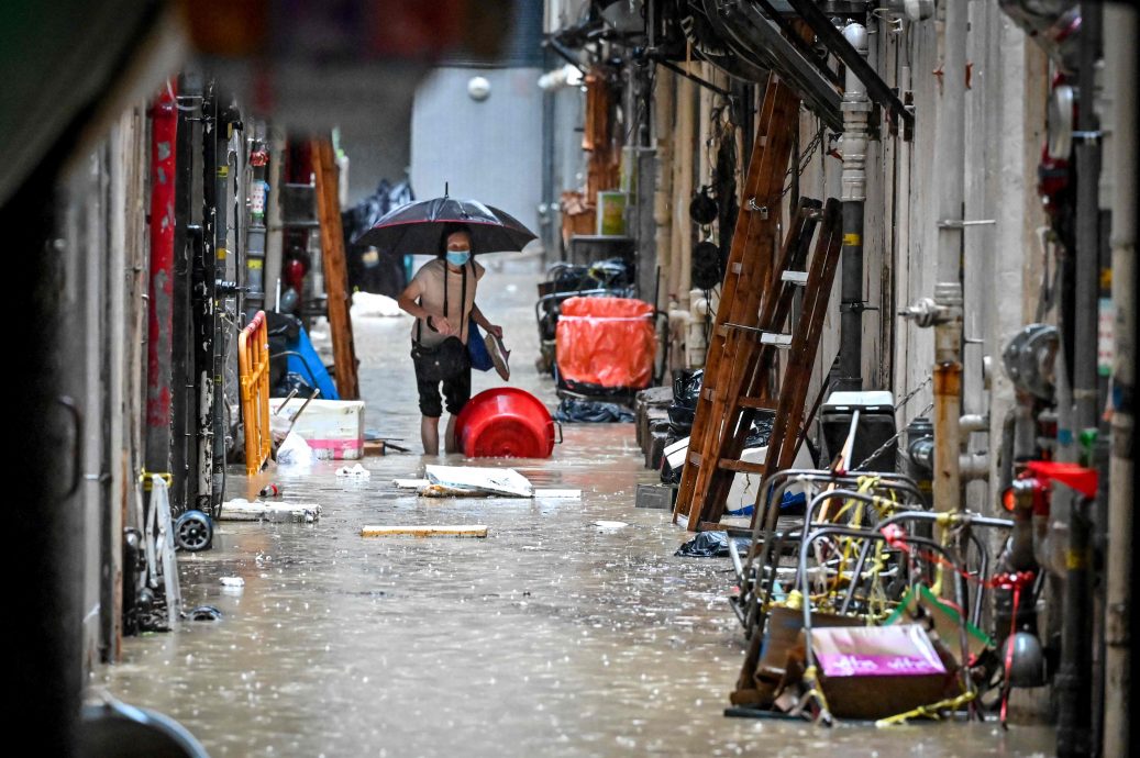 黑色暴雨突袭 香港政府公布全港停课　交易所取消周五上午交易  