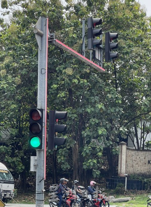 （古城封面主文）交通灯披LED新装随着变色·公众别再闯红灯了