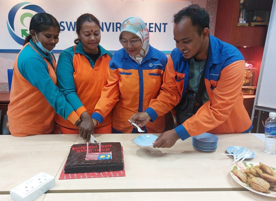 （古城版）南方环保公司为4名于9月16日马来西亚日生日的清洁工友庆祝生日
