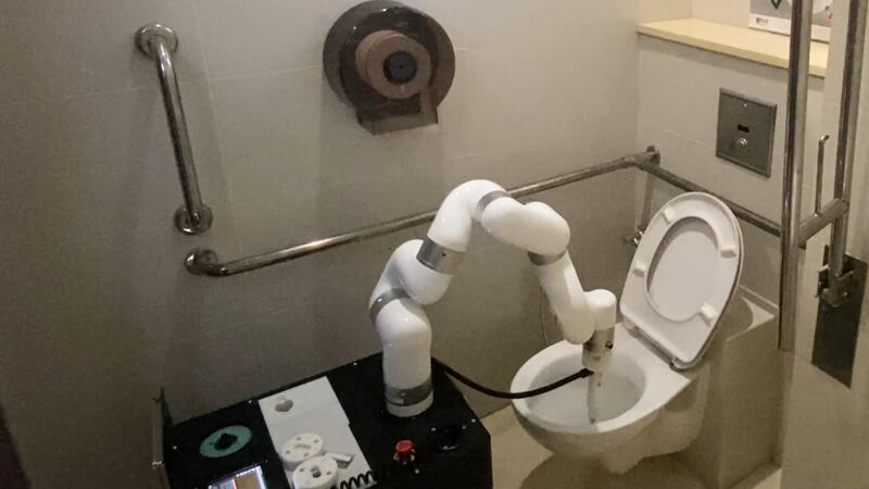 （已签发）全国：狮城首个洗厕所机器人   洗一个马桶两分钟