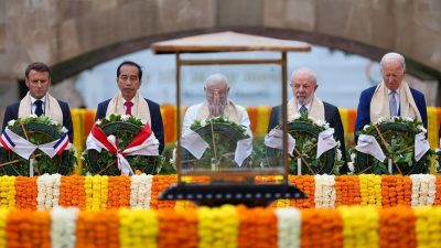 G20领袖 湿脚至甘地纪念碑致敬