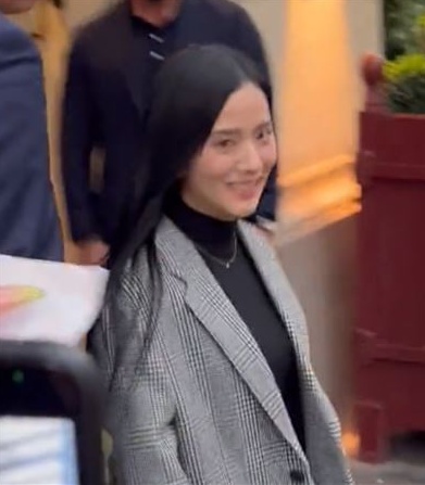 Lisa疯马秀脱剩内衣丁字裤 Jisoo害羞不敢看！