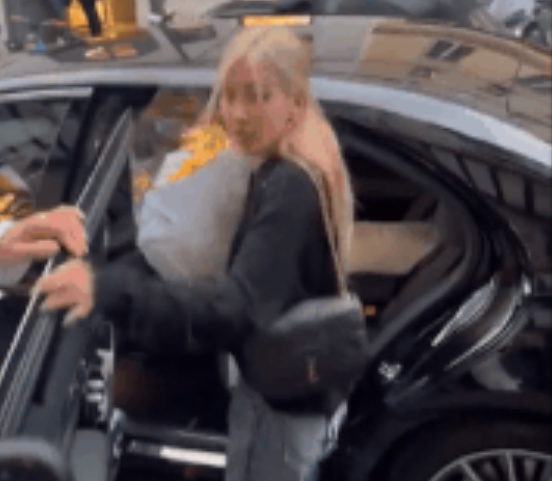 Lisa疯马秀脱剩内衣丁字裤 Jisoo害羞不敢看！