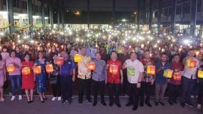 东华小学社区联办中秋晚会  2000人提灯游行