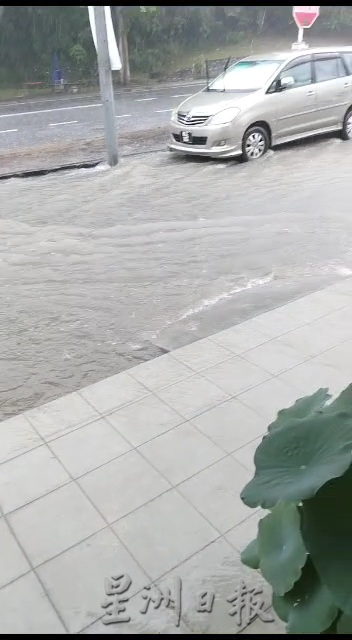 NS芙蓉/连场大雨导致亚沙新村商业区引发水灾，萧妙光：尽快安排当局视察找原因