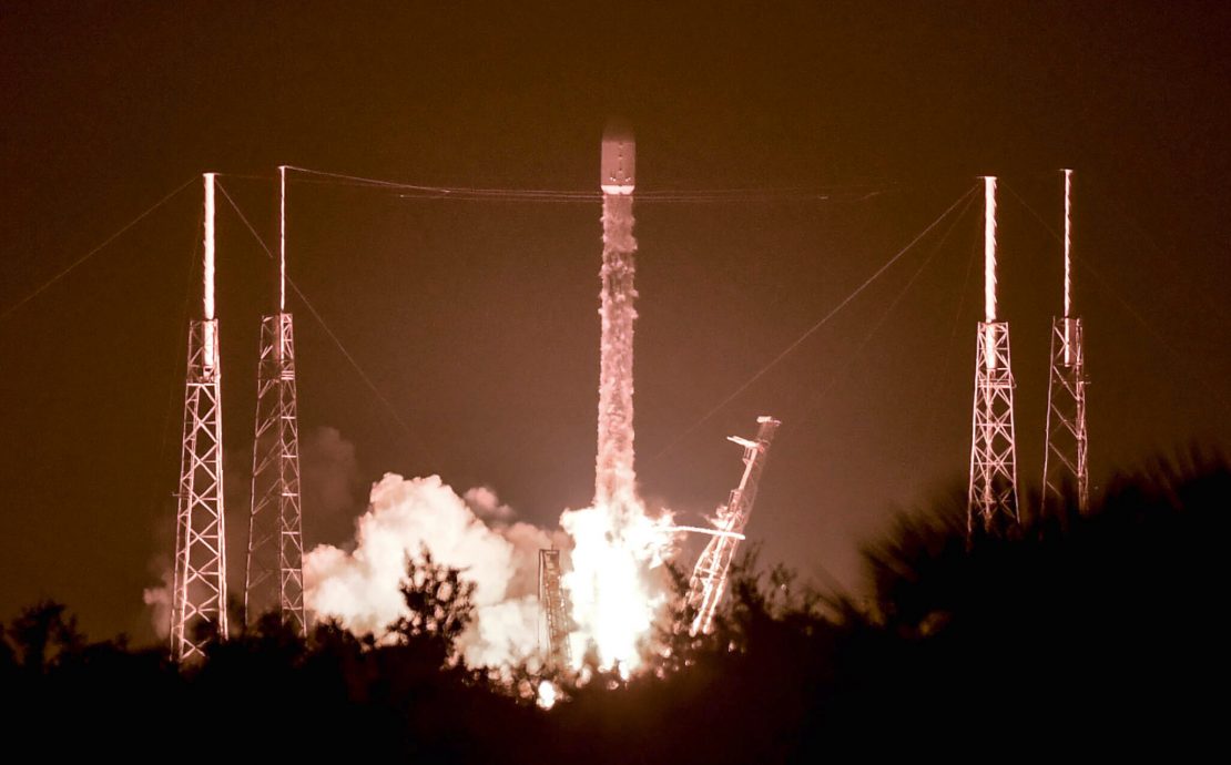 SpaceX火箭成功发射13枚军事侦察卫星到太空