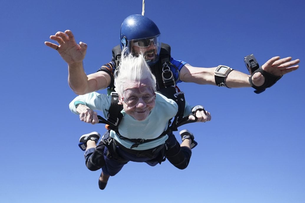 104岁老太太完成跳伞 有望创下世界纪录