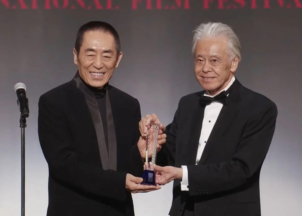 36年前东京影展首位华人影帝 张艺谋笑领终身成就奖