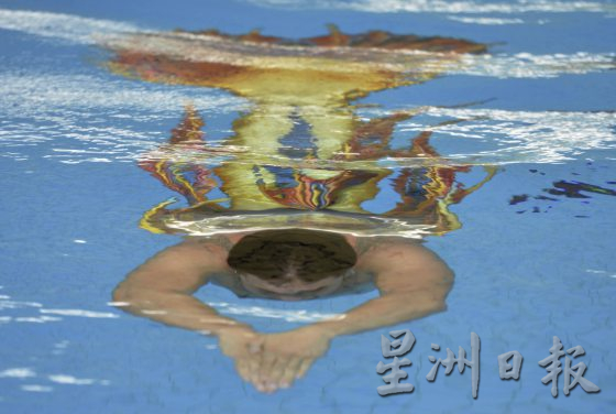 【人鱼外传／02】美男鱼勇敢追梦，化身金孔雀，在水中翩翩起舞