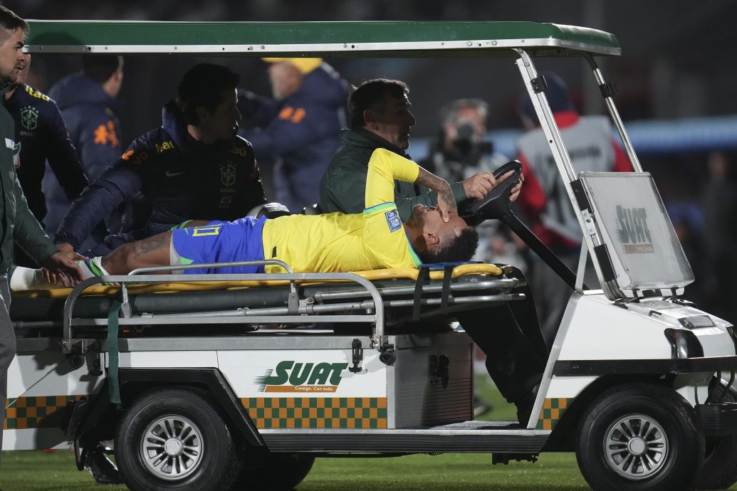 世界杯入选赛南美洲区| 巴西2球负乌军吞40年耻辱  内马尔膝盖疑重伤痛哭