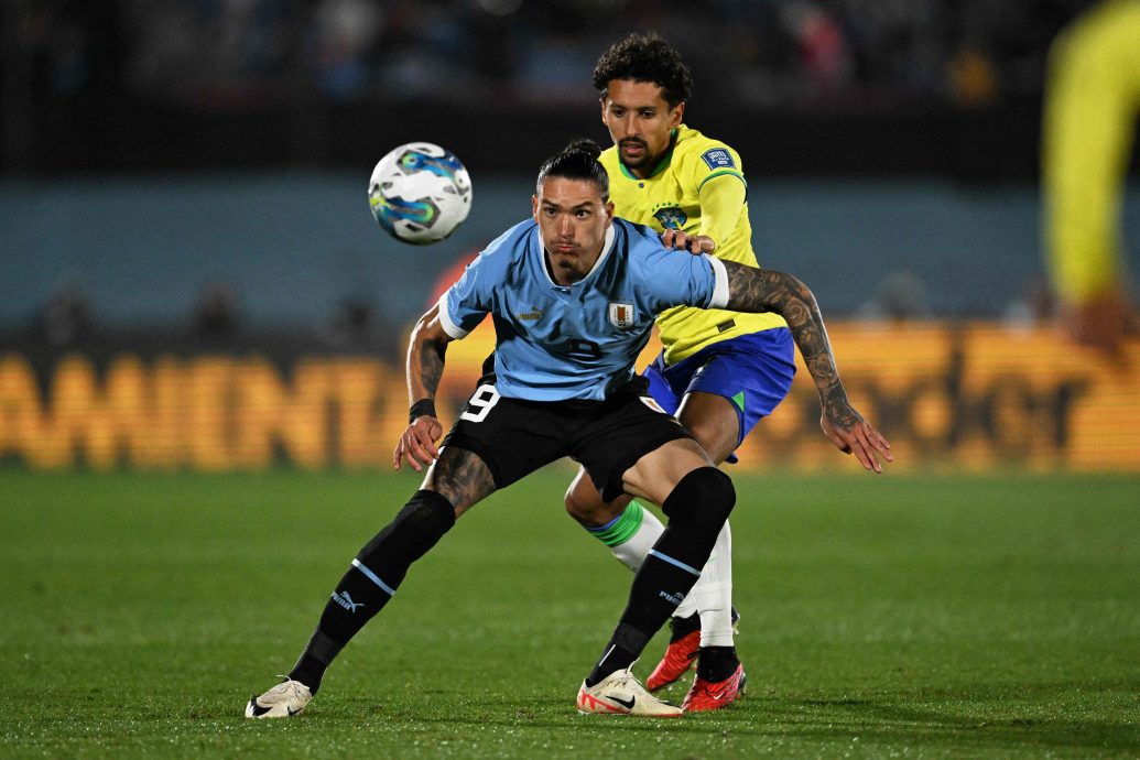 世界杯入选赛南美洲区| 巴西2球负乌军吞40年耻辱  内马尔膝盖疑重伤痛哭