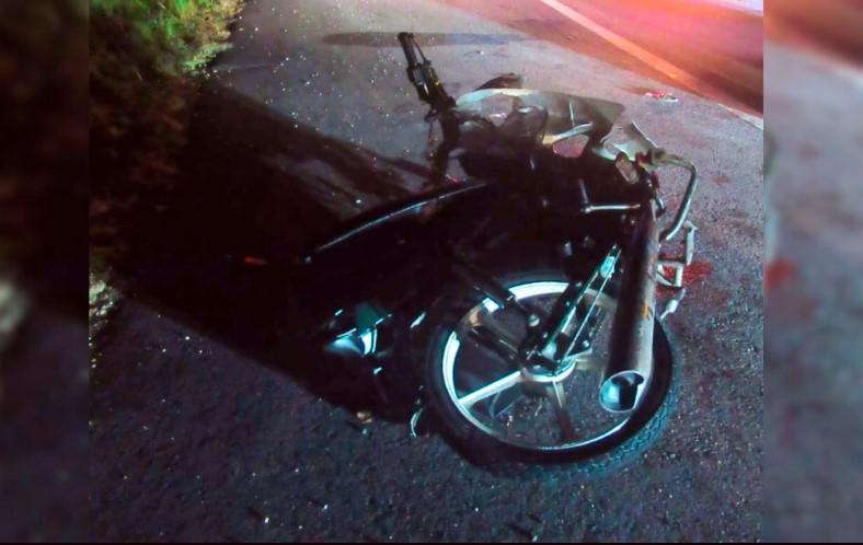 东:四轮驱动车与摩托车相撞，导致14岁摩托车骑士伤重当场死亡。