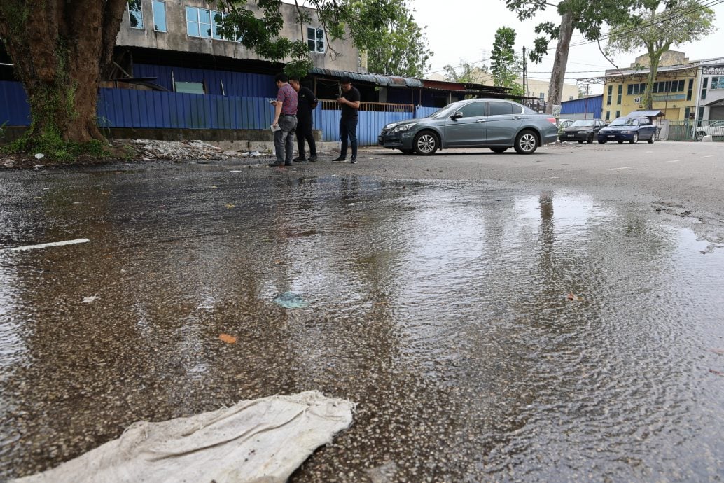 东封面：英迪拉马哥打14区多处爆水管投诉不果，商家痛心自来水平白浪费。