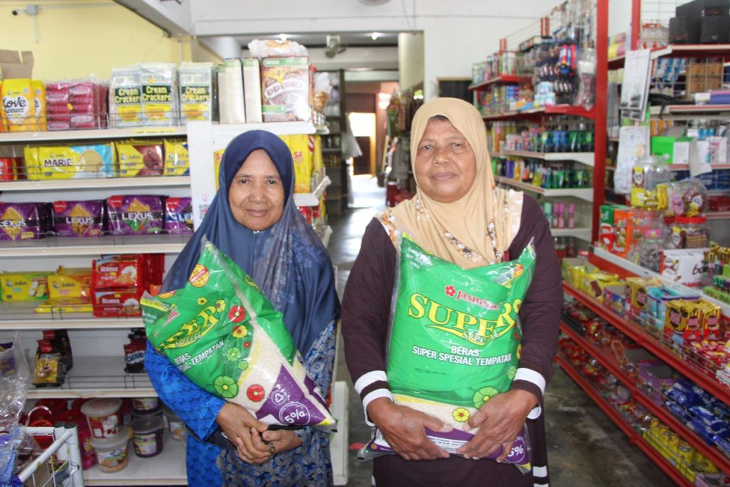 东：Agro Bazaar人民商店获农业销售局配给数量有限的本地白米