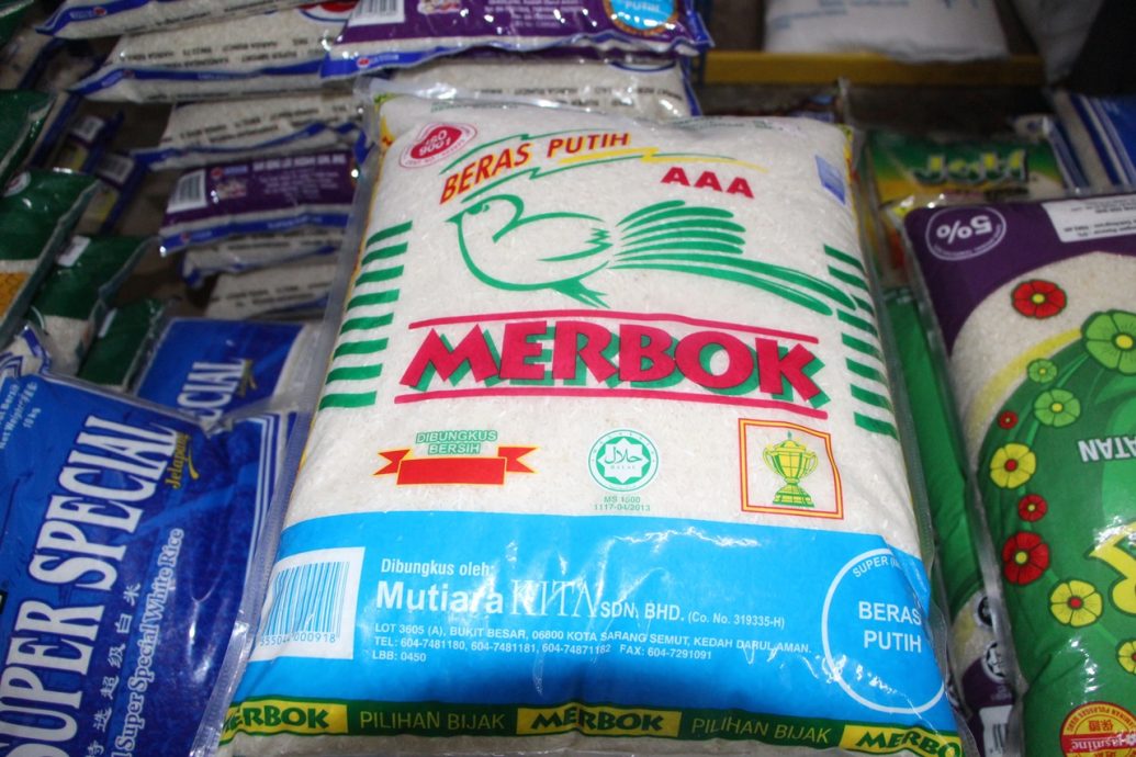 东：Agro Bazaar人民商店获农业销售局配给数量有限的本地白米
