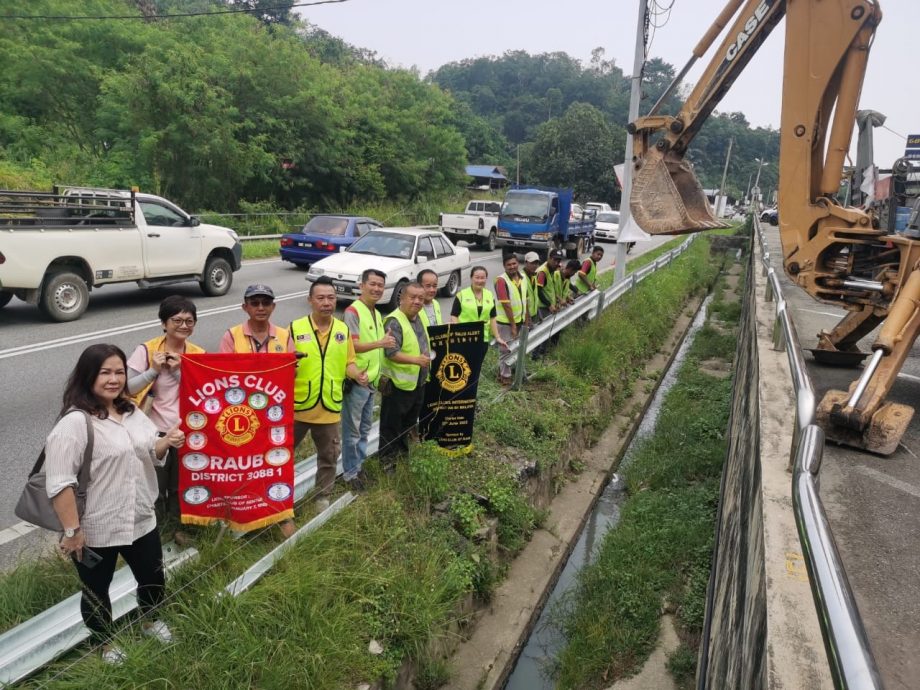 东：本报后续报道受关注，劳勿县议会开始在大沟渠旁建设栏杆