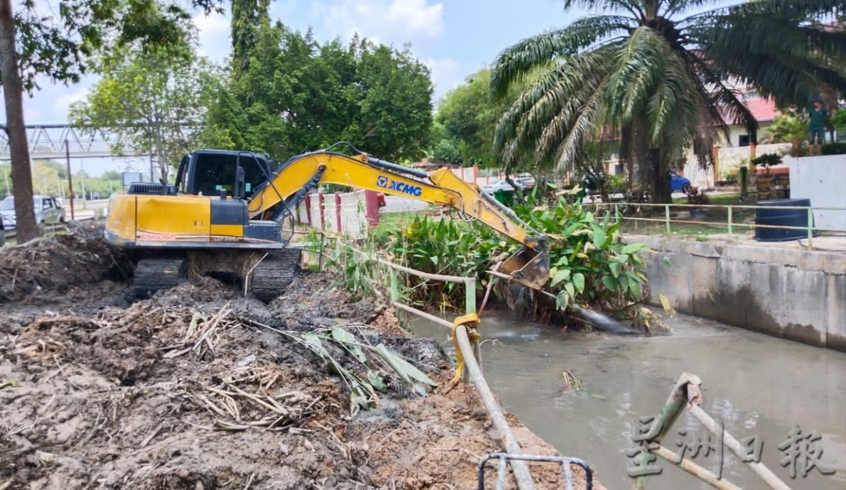 东：淡马鲁市水利灌溉局承包商提升文德甲区双溪亚拉河排水道系统