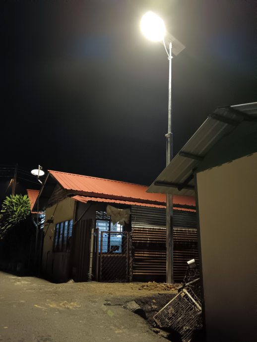 东：淡马鲁新村获房屋地方政府部拨款安装10盏LED太阳能路灯。
