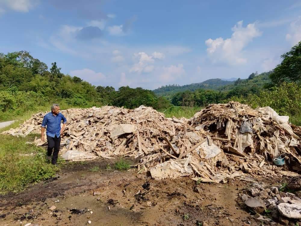 东：玻璃口水闸的路旁沦为垃圾场