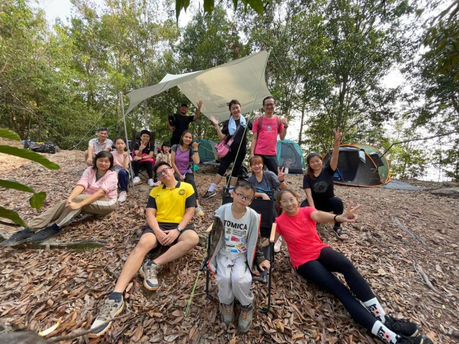 登山客在金马扬诗诺兰山夜间露营