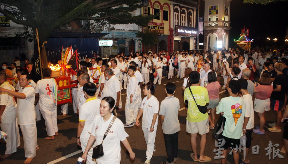 九皇大帝千秋宝诞  怡斗母宫花车大旗队热闹接神