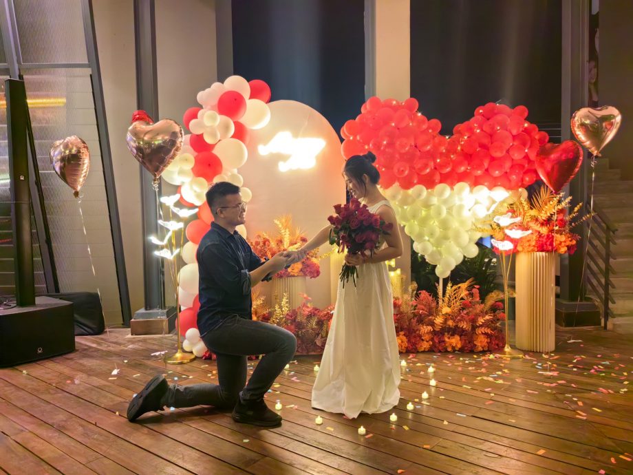 亲友列队送上一朵朵玫瑰制惊喜 张迪翔向沈婷婷浪漫求婚 