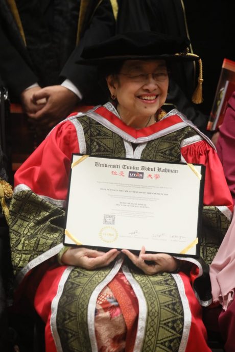  优大颁荣誉博士予印尼前总统 表彰成就与领导力