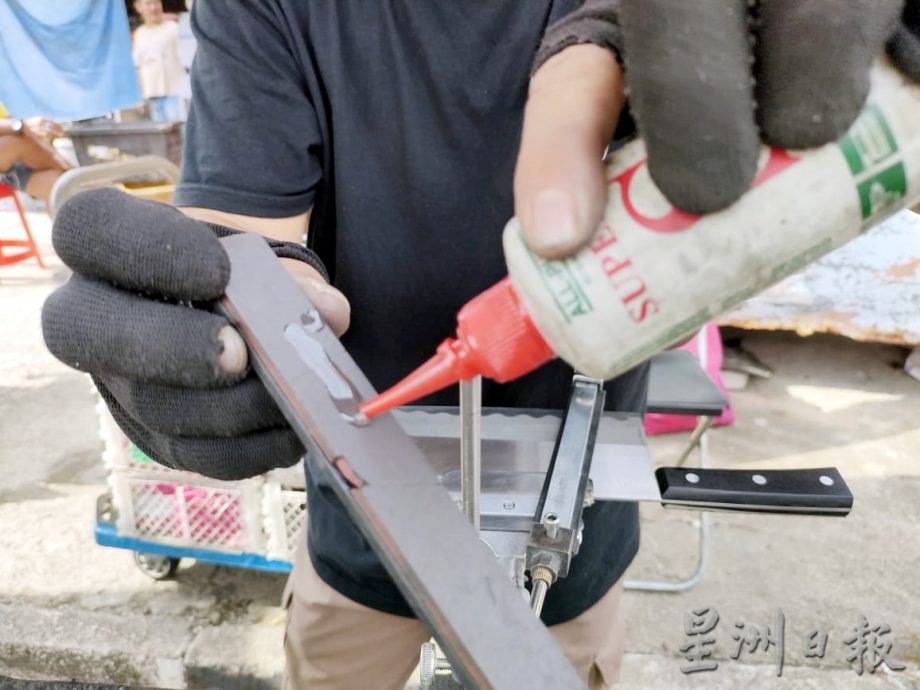 传承者／大北马：自学手艺自制器材 磨刀师把钝刀变利 