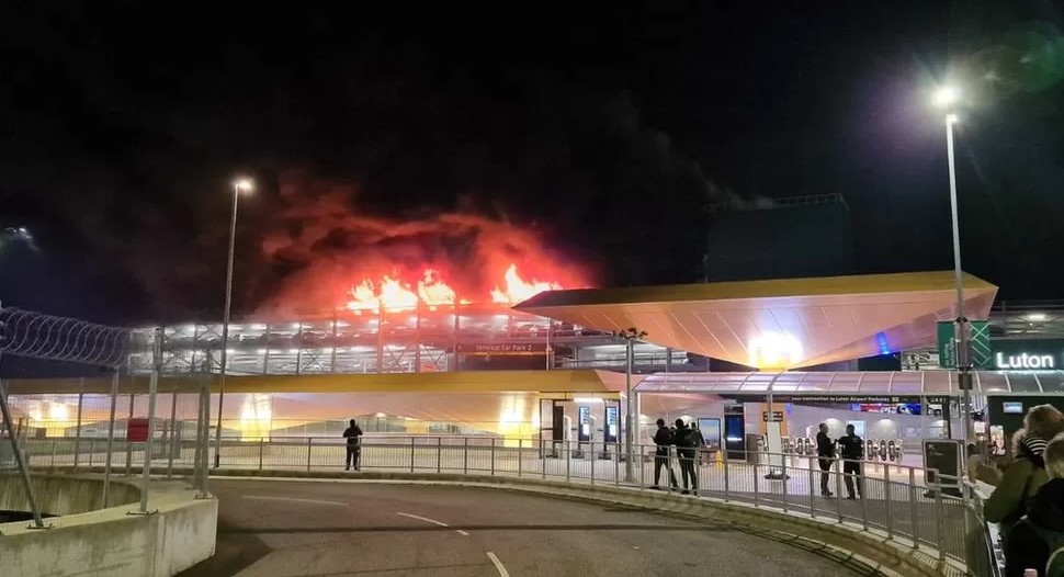 伦敦机场骇人大火致结构坍塌 5人吸入浓烟紧急送医