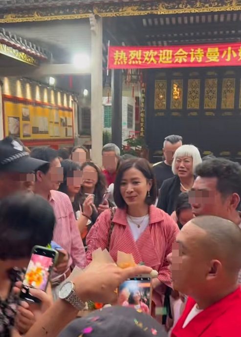 佘诗曼衣锦还乡祭祖 村民拉横额列队夹道欢迎