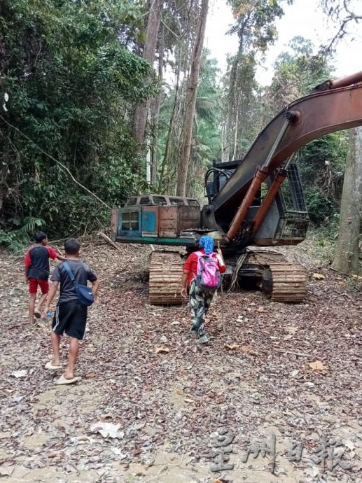 供星洲网/6甘榜原住民不满州政府批准伐木影响水质，数十名村民拉大字报抗议