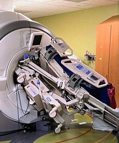 医院MRI机器突吸入病床　护士被夹中间螺丝插入体