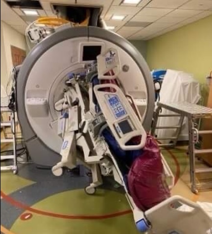 医院MRI机器突吸入病床　护士被夹中间螺丝插入体