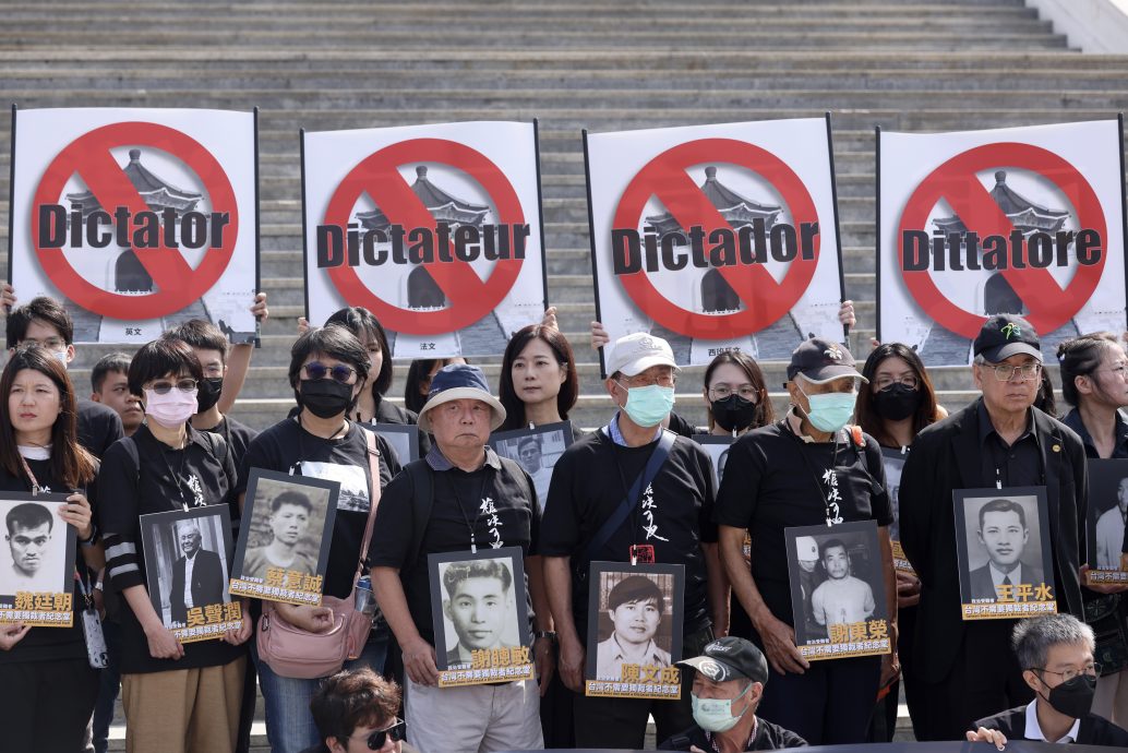 图与文 政治受难者家属抗议：台湾不需要独裁者纪念堂