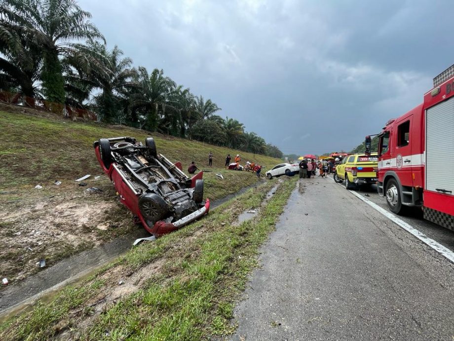 在南北大道援助抛锚车 3车2摩托车被撞2人亡