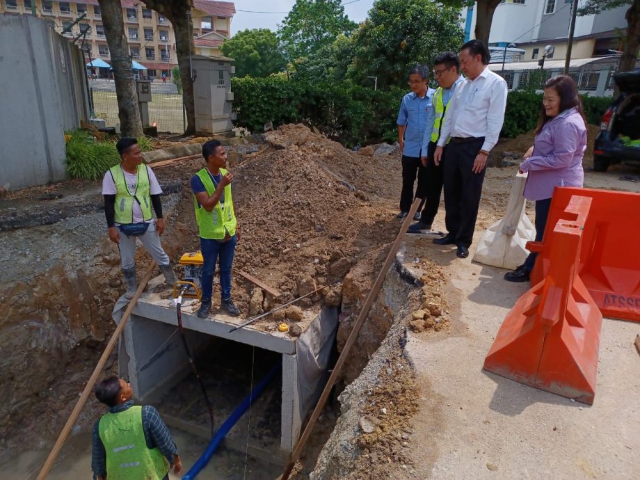大都会/加影市议会拨款52万令吉提升加影刘治国路的排水系统解水灾
