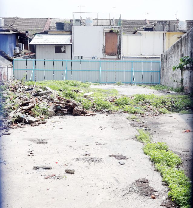 大都会/市议会为废置地段筑起围栏，阻有人闯乱丢垃圾！