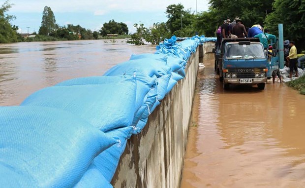 大雨造成泰国中部河流溃堤 淹没逾4千栋房屋