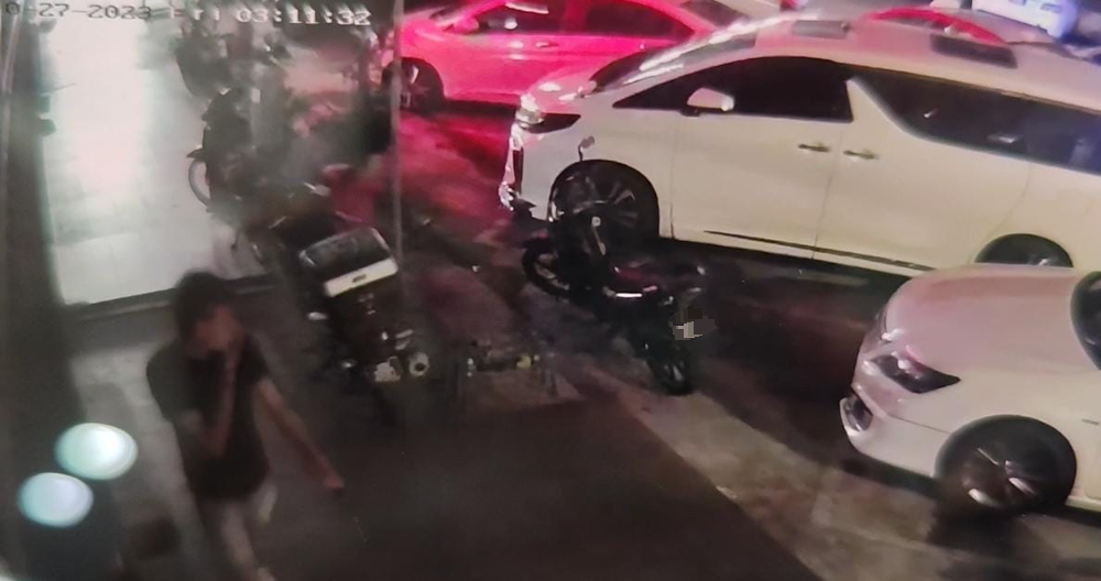 疑涉纠纷，25岁华青步出娱乐中心后被刺，期间警车经过未求救，最终不治