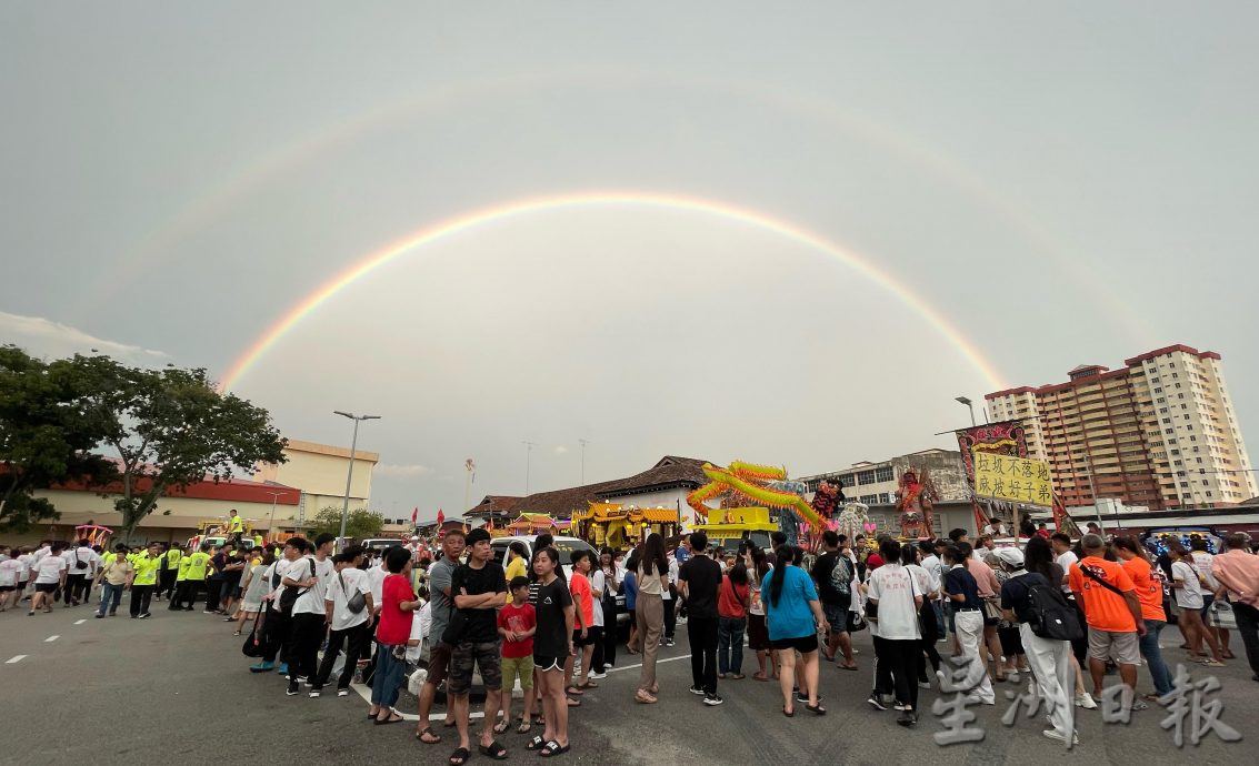 **已签发**柔：版位待定：麻九皇爷诞夜游规模庞大万人空巷，恢复疫前盛况