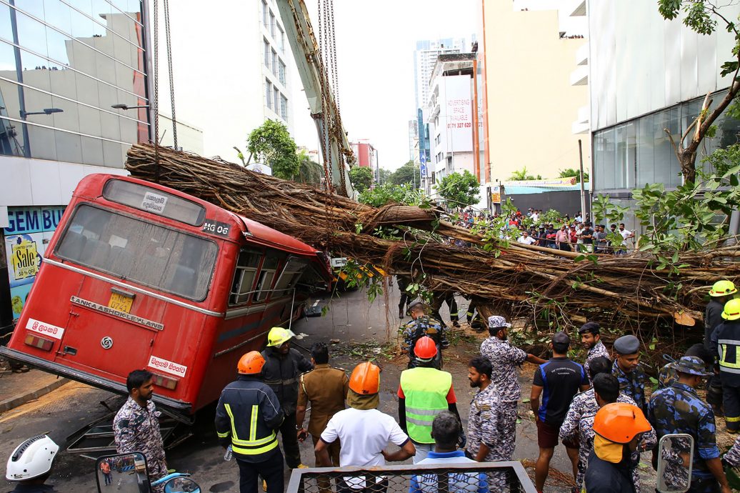 斯里兰卡天灾夺6命 树倒砸中巴士酿5死