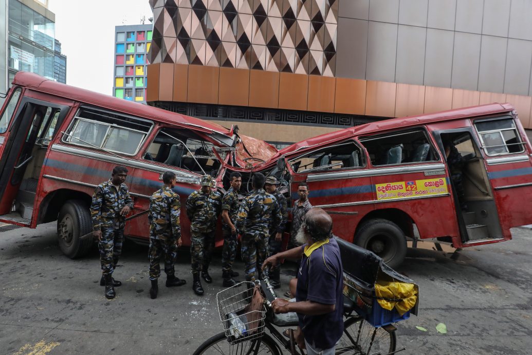斯里兰卡天灾夺6命 树倒砸中巴士酿5死
