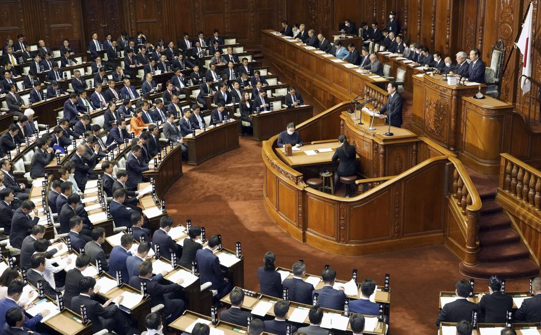 日本参众议员补选 自民党1胜1败
